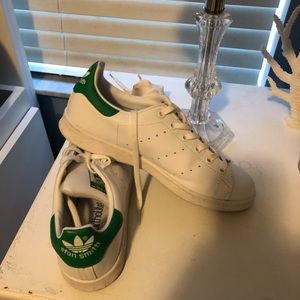 Sneaker - men size 6.5 = 8 female
